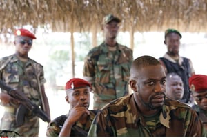 Le général Ibrahim Coulibaly, connu sous le nom d’IB, avec certains de ses soldats dans le quartier PK18 du district d’Abobo, à Abidjan, le 17 avril 2011. © Rebecca Blackwell/AP/SIPA