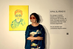 L’artiste Amal El Atrache lors d’une exposition organisée à Marrakech, en mai 2022. © Med Hajlani