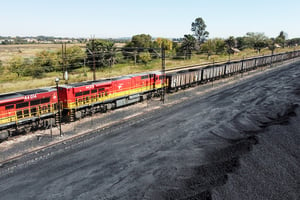 Un train de marchandises Transnet près de la mine de charbon de Khanye Colliery, à Bronkhorstspruit, en Afrique du Sud, le 26 avril 2022. © REUTERS/Siphiwe Sibeko