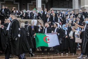 Des avocats manifestant devant la cour d’Alger, le 27 septembre 2020. © AFP