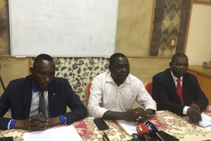 Max Loalngar (au c.), coordinateur de la plateforme Wakit-Tama, aux côtés de Michel Barka (à dr.), son coordinateur adjoint, et de Sitack Yombatina (à g.), 2e vice-président du parti Les Transformateurs, lors d’une conférence de presse à N’Djamena, le 8 juin 2021. © DJIMET WICHE/AFP.