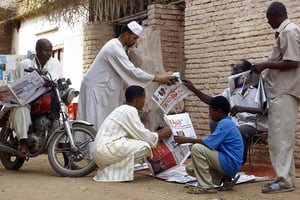 La liberté de la presse est souvent bafouée au nom de la « sécurité nationale et [de] l’ordre public » (ici un vendeur de journaux à Khartoum, au Soudan, en 2015). © ASHRAF SHAZLY/AFP.