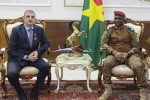 Le concepteur du « Bayraktar TB2 », ici à la gauche d’Ibrahim Traoré, le chef de la junte burkinabè, a été décoré le 25 avril 2023 à Ouagadougou. © AfriquInfos.