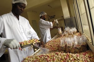 Mise en sachets de bonbons au sein de la confiserie accolée à l’usine de la Compagnie sucrière tchadienne (CST), filiale de la Somdiaa, à N’Djamena. © Frederic NOY pour JA