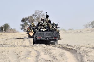 Soldats nigériens patrouillant près de Bosso, au Niger, le 25 mai 2015. © ISSOUF SANOGO/AFP