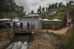 Au Kenya (ici une station hydraulique et solaire dans le village de Mihuti, au centre du pays), les projets verts ne sont plus vus comme une simple tendance. © TONY KARUMBA/AFP.
