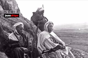 Sur les 1 232 hommes de l’opération française à El Herri, 850 seront tués par les troupes du chef berbère Moha Ou Hammou et 175 blessés. © Montage JA; DR