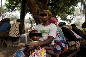 Dans le village camerounais de Manga, à la frontière nigériane, des maisons ont été brûlées le 22 janvier 2022, quelques semaines après une attaque des séparatistes. Le bilan serait de 5 morts et 21 disparus. © Kola Sulaimon / AFP