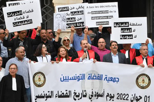 Des juges et des avocats tunisiens se rassemblent lors d’une manifestation appelant les autorités à l’indépendance du système judiciaire, à Tunis, le 1er juin 2023. © FETHI BELAID / AFP