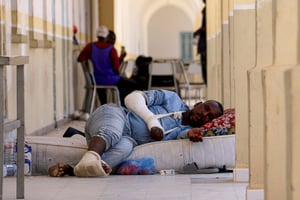 Une personne ayant migré puis fui les violences à Sfax se repose dans un refuge temporaire localisé dans une école à Ben Guedane, le 12 juillet 2023. © FATHI NASRI / AFP.