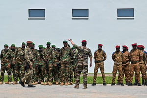 Des soldats du Niger et du Burkina Faso participent à l’exercice militaire annuel Flintlock, mené par les États-Unis, à Jacqueville, en Côte d’Ivoire, le 14 mars 2023. © Issouf SANOGO / AFP