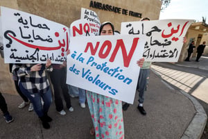 Des manifestants réclamant justice pour les victimes de Jacques Bouthier, le 24 mars 2023, devant l’ambassade de France à Rabat. © FADEL SENNA / AFP
