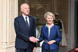 Le chef de l’Etat tunisien Kaïs Saïed (à g.) et la président de la Commission européenne, Ursula von der Leyen, au palais présidentiel de Tunis, le 16 juillet 2023. © Tunisian Presidency / Handout / ANADOLU AGENCY / Anadolu Agency via AFP.