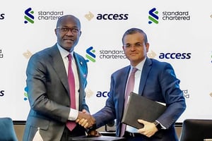 Roosevelt Ogbonna (à g.), directeur général d’Access Bank, et Sunil Kaushal, directeur général régional de Standard Chartered pour l’Afrique et le Moyen-Orient, lors de la signature de l’accord de rachat entre les deux groupes. © DR.