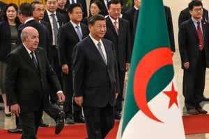 Le président chinois Xi Jinping avec le président algérien Abdelmadjid Tebboune lors d’une cérémonie de bienvenue au Grand Hall du Peuple à Pékin, le 18 juillet 2023. © Ng Han Guan / POOL / AFP