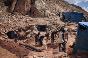 Des orpailleurs à la mine d’or de Luhihi, l’un des fournisseurs de Primera Gold, dans le Sud-Kivu, le 13 mai 2023. © ALEXIS HUGUET / AFP