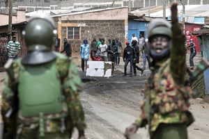 Un officier de police kényan demande du renfort lors des manifestations anti-gouvernementales à Nairobi, le 19 juillet 2023. © Tony Karumba / AFP