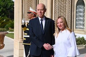 Le président tunisien Kaïs Saïed accueille la Première ministre italienne Giorgia Meloni au palais présidentiel de Tunis, le 16 juillet 2023. © Tunisian Presidency/Anadolu Agency via AFP