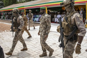 Assimi Goïta, au centre, lors d’un défilé militaire à l’occasion de la fête de l’indépendance à Bamako, au Mali, le 22 septembre 2022. © AP/SIPA