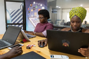 Dans les bureaux de la start-up Touch, à Dakar, au Sénégal, en 2019. © Youri Lenquette pour JA