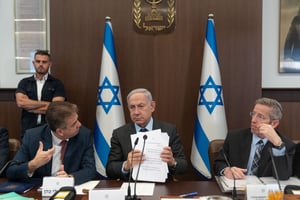 Le Premier ministre israélien Benyamin Netanyahou avec son ministre des Affaires étrangères Eli Cohen (G), lors d’une réunion hebdomadaire du cabinet dans son bureau à Jérusalem, le 17 juillet 2023. © Ohad Zwigenberg / POOL / AFP
