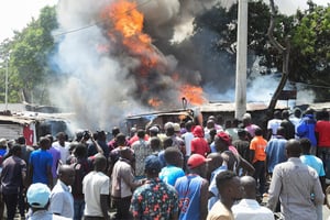 Des locaux commerciaux en feu après des affrontements entre partisans de l’Azimio La Umoja et policiers anti-émeutes lors d’une manifestation contre les hausses d’impôts dans le comté de Kisumu, le 19 juillet 2023. © James Keyi / Reuters