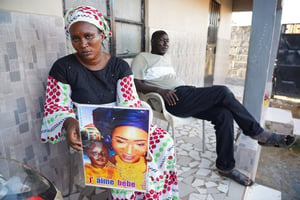 En Gambie, Mariama Kuyateh montre une photo d’elle et de son fils, Musawho, décédé après avoir ingéré du sirop contre la toux en octobre 2022. © MILAN BERCKMANS / AFP