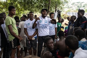 Un activiste anti-drogue tente de convaincre des jeunes de ne pas consommer du « kush », le 26 juin 2023 à Freetown. © JOHN WESSELS / AFP