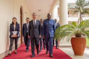 Le président kényen William Ruto et Wan Yi, plus haut responsable de la diplomatie chinoise, le 22 juillet 2023 à Nairobi. © DR / Présidence Kenya