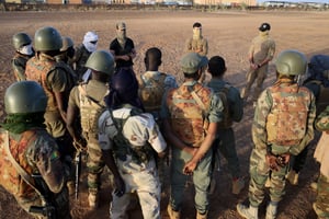 Des officiers des forces spéciales de la marine française à l’entraînement avec des soldats maliens des FAMA dans le cadre de la nouvelle mission militaire multinationale Task Force Takuba, sur la base militaire malienne de Ménaka, le 7 décembre 2021. © Thomas COEX / AFP
