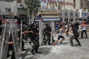 La police anti-émeutes face aux manifestants qui demandent la démission du gouvernement Mechichi et la dissolution du Parlement, à Tunis, le 25 juillet 2021. © Chedly Ben Ibrahim/Hans Lucas via AFP
