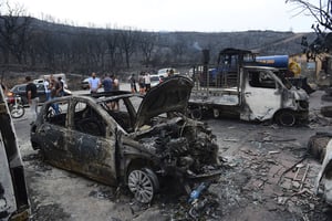 Des véhicules brûlés après des incendies de forêt à Bouira, à 100 km d’Alger, le lundi 24 juillet 2023. © AP/SIPA