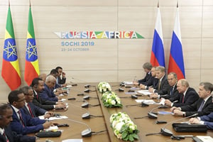 Le président russe Vladimir Poutine (2e à d.) face à Abiy Ahmed (4e à g.), alors Premier ministre d’Éthiopie, lors du sommet Afrique-Russie à Sotchi, le 23 octobre 2019. © Sergei CHIRIKOV/POOL/AFP.