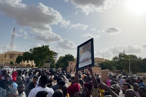 Des manifestants se rassemblent à Niamey, le 26 juillet 2023, en soutien au président nigérien, Mohamed Bazoum, victime d’une tentative de coup d’État militaire. © Photo by AFP