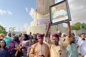 Des manifestants se rassemblent à Niamey, le 26 juillet 2023, en soutien au président nigérien, Mohamed Bazoum, victime d’une tentative de coup d’État militaire. © Photo by – / AFP