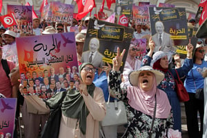Appel à la libération de prisonniers politiques lors d’une manifestation anti-gouvernementale organisée par la coalition d’opposition du Front du salut national à Tunis, le 25 juillet 2023. © YASSINE MAHJOUB / AFP