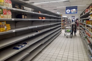 Une allée de supermarché, alors qu’il y a une pénurie de café, de lait, de pâtes et de sucre à Tunis, la capitale de la Tunisie, le 12 janvier 2023. © FETHI BELAID / AFP