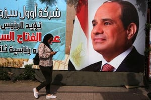 Panneau de campagne du président égyptien Abdel Fattah al-Sissi un jour avant l’élection présidentielle de 2018, au Caire. © Salah Malkawi/Getty Images via AFP