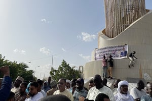 Des partisans du président nigérien, Mohamed Bazoum, rassemblés pour lui manifester leur soutien, à Niamey, le 26 juillet 2023. © AFP