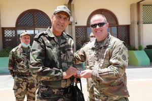 Mohamed Gadih (g.), le nouvel inspecteur général de l’armée de l’air du Maroc. © DR