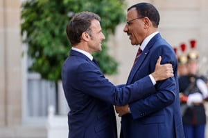Emmanuel Macron et Mohamed Bazoum, le 23 juin 2023 à l’Élysée, en marge du sommet pour nouveau pacte financier mondial. © Ludovic MARIN / AFP