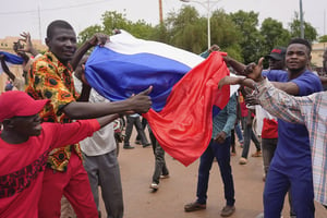 Des partisans des soldats mutinés brandissent un drapeau russe lors d’une manifestation à Niamey, le jeudi 27 juillet 2023. © Sam Mednick/AP/SIPA