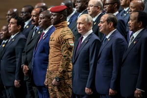 Le président russe Vladimir Poutine, les dirigeants africains et les chefs de délégation posent pour une photo de famille lors du deuxième sommet Russie-Afrique à Saint-Pétersbourg, le 28 juillet 2023. © MIKHAIL TERESHCHENKO/ASS Host Photo Agency/AFP