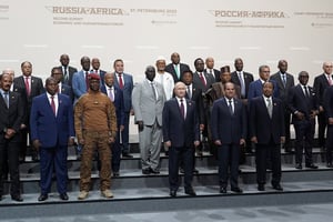 Le président russe, Vladimir Poutine, entouré des dirigeants africains et des chefs de délégation présents au deuxième sommet Russie-Afrique, à Saint-Pétersbourg, le 28 juillet 2023. © Alexey DANICHEV/ POOL/ AFP