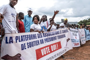 Des partisans du parti au pouvoir, le Mouvement des cœurs unis (MCU), dans un quartier de Bangui, le 25 juillet 2023. © Barbara Debout / AFP