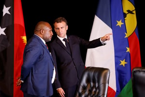 Le président français, Emmanuel Macron, avec le Premier ministre de Papouasie-Nouvelle-Guinée, James Marape, à Port Moresby le 28 juillet 2023. © Photo by Ludovic MARIN / AFP