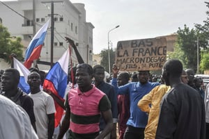 Des manifestants pro-junte, à Niamey, ce dimanche 30 juillet 2023. © Photo by – / AFP
