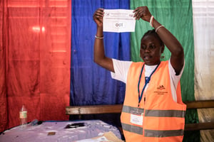 Lors de dépouillement, après le vote sur le référendum constitutionnel en Centrafrique, le 30 juillet 2023. © Barbara DEBOUT / AFP