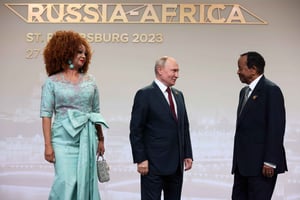 Le président russe Vladimir Poutine salue le président camerounais Paul Biya et son épouse Chantal Biya lors du sommet Russie-Afrique à Saint-Pétersbourg, le 27 juillet 2023. © SERGEI BOBYLYOV/ASS Host Photo Agency / AFP