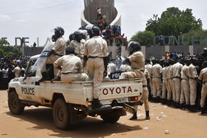 Des policiers lors d’un rassemblement de soutien à la junte à Niamey, le 30 juillet 2023. © AFP